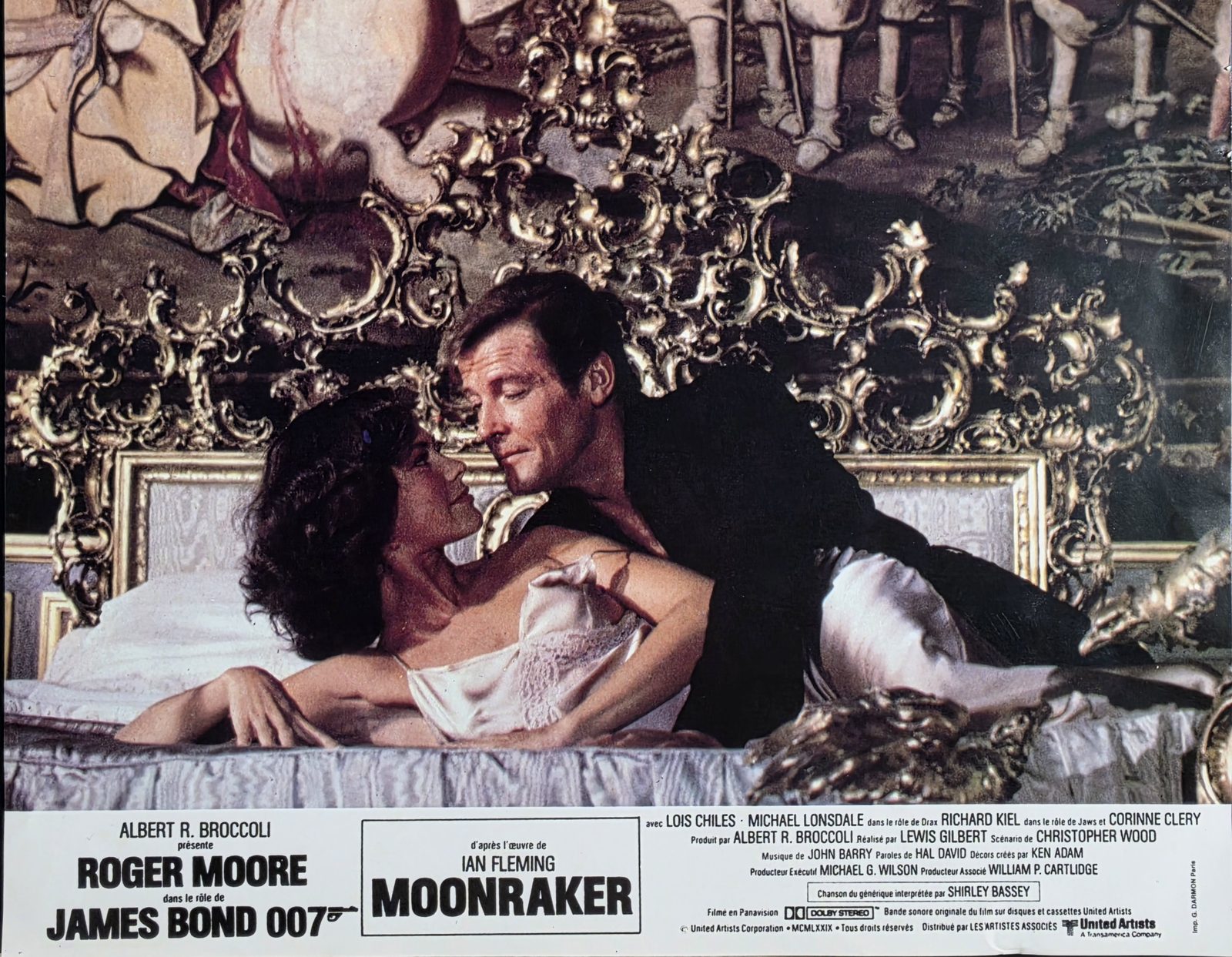 Lobby card a colori di Moonraker (1979): Corinne Cléry accanto a Roger Moore in una scena del film
